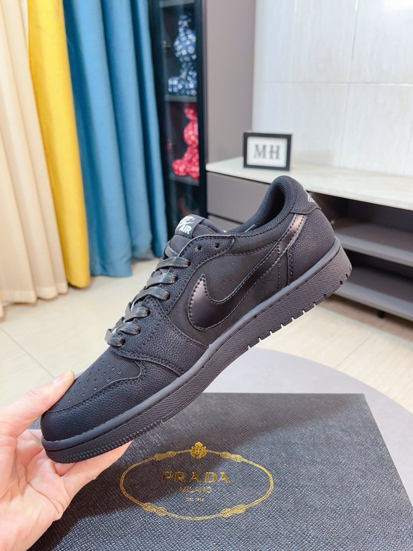 Nike Black and Dark Gray Low-Top Sneakers